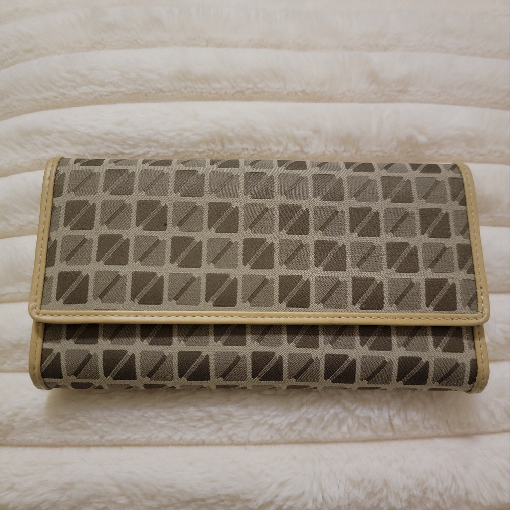 NWOT Nine and Company Tan and Brown Cloth and Leather Wallet